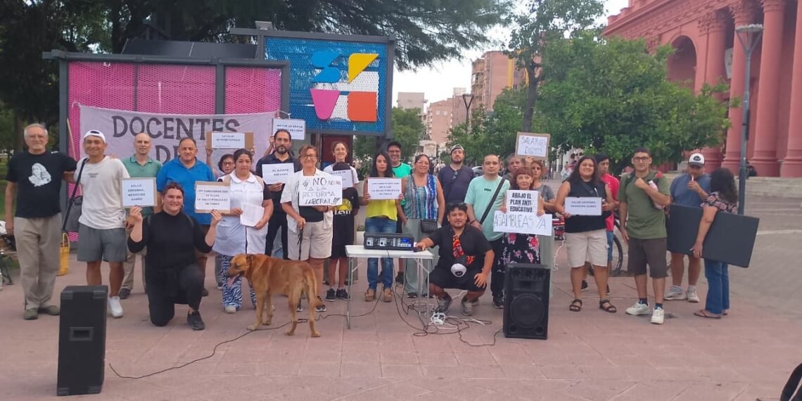 Docentes autoconvocados realizaron una radio abierta en defensa de la educación y la salud