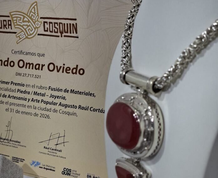 El artesano orfebre Orlando Oviedo, premiado nuevamente en Cosquín