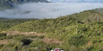 Rescate en plena madrugada: intenso operativo policial permitió hallar con vida a un joven extraviado en la montaña