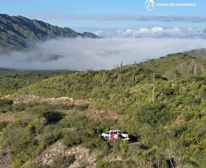 Rescate en plena madrugada: intenso operativo policial permitió hallar con vida a un joven extraviado en la montaña