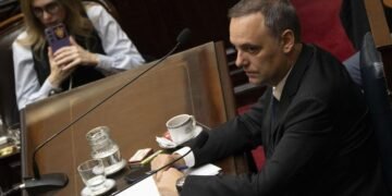 Adorni y sus ahorros llegaron al Financial Times: «Escándalo de corrupción»