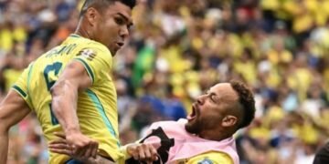 Brasil lo ganó en el final: fue 2-1 ante Japón en un partido trabado, parejo y con clima de prórroga hasta el último suspiro y paso a octavos de final del Mundial.