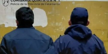 Discutió con su pareja, la tomó del cuello y la arrojó del colectivo en movimiento