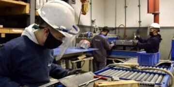 La actividad económica creció 1,6% interanual en abril, aunque retrocedió frente a marzo