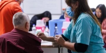 La Capital llevó adelante una jornada de vacunación para adultos mayores en el Consejo Multisectorial