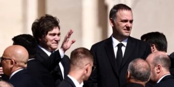 Milei apuesta al respaldo de sus aliados para sostener a Adorni mientras espera una definición judicial