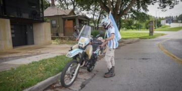 Perdió su trabajo, salió en moto rumbo a Alaska y terminó alentando a la Selección argentina en el Mundial