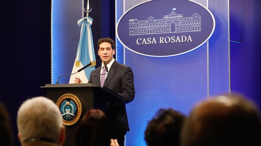 Santilli juró como jefe de Gabinete ante Milei, con Adorni a su lado y gobernadores como invitados