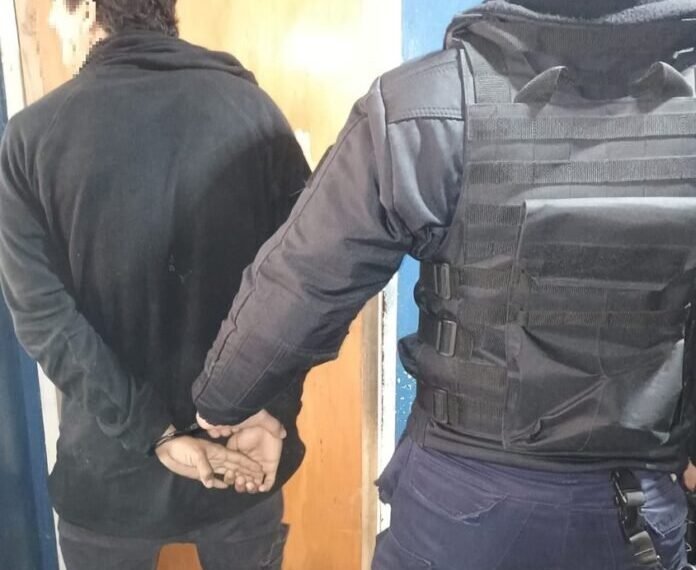 Aprehendieron a un joven acusado de agredir y amenazar de muerte a su padre en la Capital