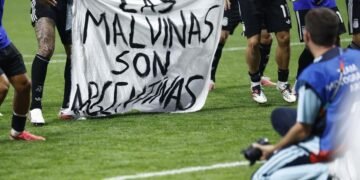 Argentina se impone 2-1 a Inglaterra y jugará la final con España el domingo