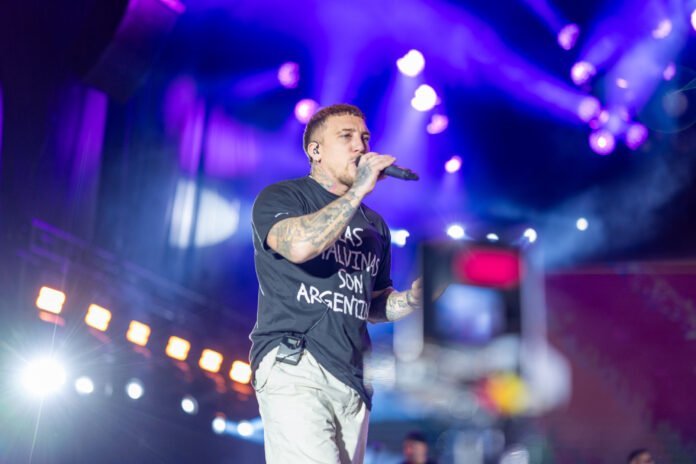El Polaco revolucionó El Patio con un show multitudinario en la previa de la final del Mundial