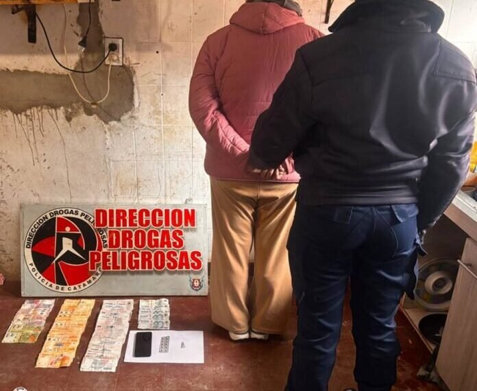 En distintos operativos antidrogas en la Capital Policías detuvieron a tres personas, secuestraron gran cantidad de ansiolíticos, Marihuana, teléfonos celulares y una moto