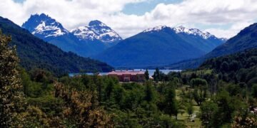 En medio del frenesí nacionalista por el partido contra Inglaterra, el Gobierno avanza con la extranjerización de las tierras
