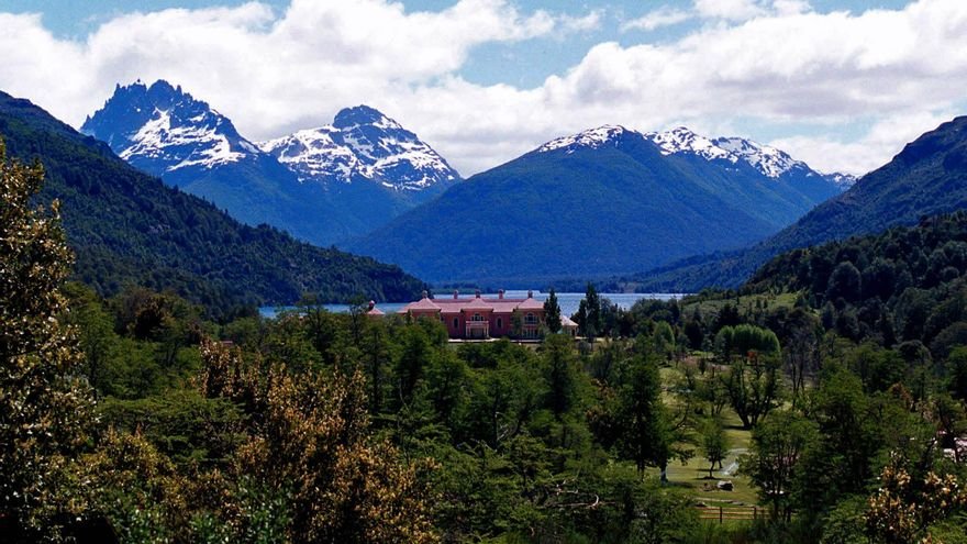 En medio del frenesí nacionalista por el partido contra Inglaterra, el Gobierno avanza con la extranjerización de las tierras
