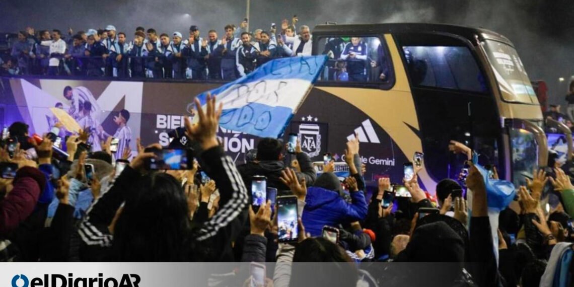La Selección volvió a la Argentina y fue recibida por una multitud que le agradeció la campaña mundialista