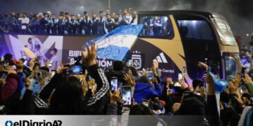 La Selección volvió a la Argentina y fue recibida por una multitud que le agradeció la campaña mundialista