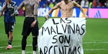 LOS JUGADORES ANTE TODO PROTOCOLO DESPLEGARON UNA BANDERA QUE RETIFICA LAS MALVINAS