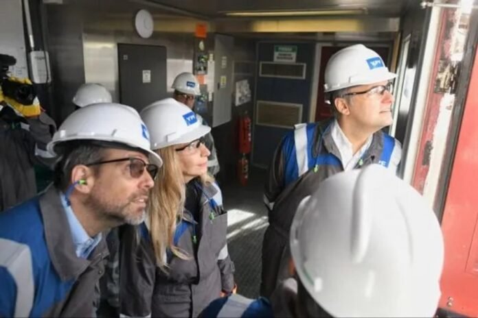 Manuel Adorni renunció al directorio de YPF tras dejar la Jefatura de Gabinete