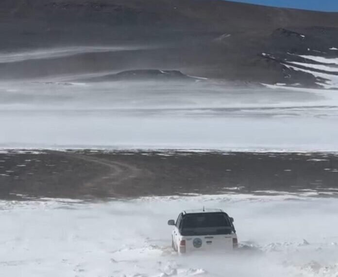 Más de 30 camionetas quedaron varadas por una intensa nevada en la cordillera de Fiambalá