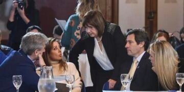 Milei recibe a sus legisladores en la Casa Rosada en busca de una reforma clave en el Banco Central