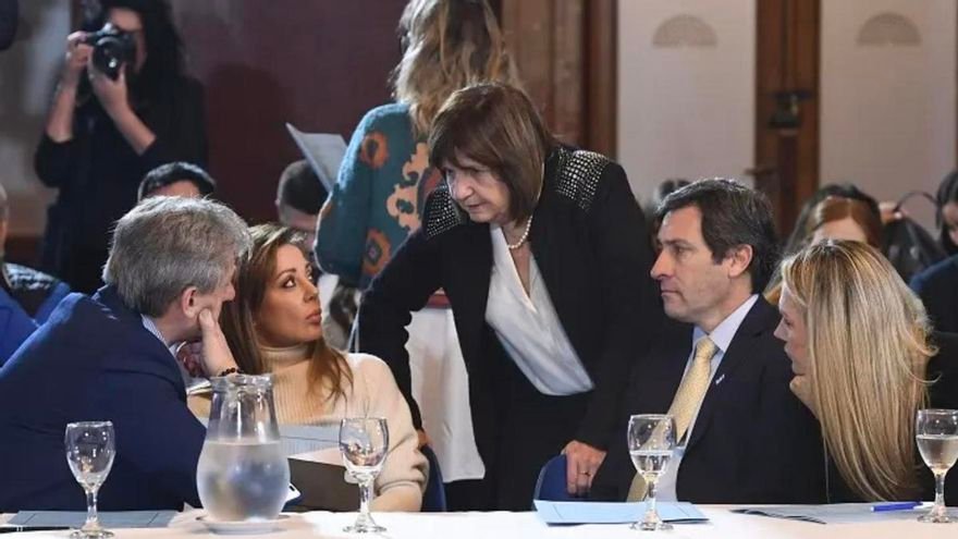 Milei recibe a sus legisladores en la Casa Rosada en busca de una reforma clave en el Banco Central