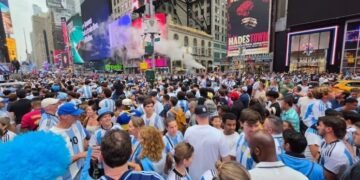 Multitudinario banderazo de los hinchas argentinos en Times Square antes de la final del Mundial