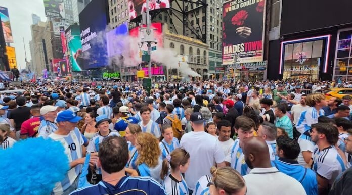 Multitudinario banderazo de los hinchas argentinos en Times Square antes de la final del Mundial