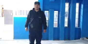 Un oficial de Policía le salvó la vida a un bebé de 15 días tras practicarle la maniobra de Heimlich