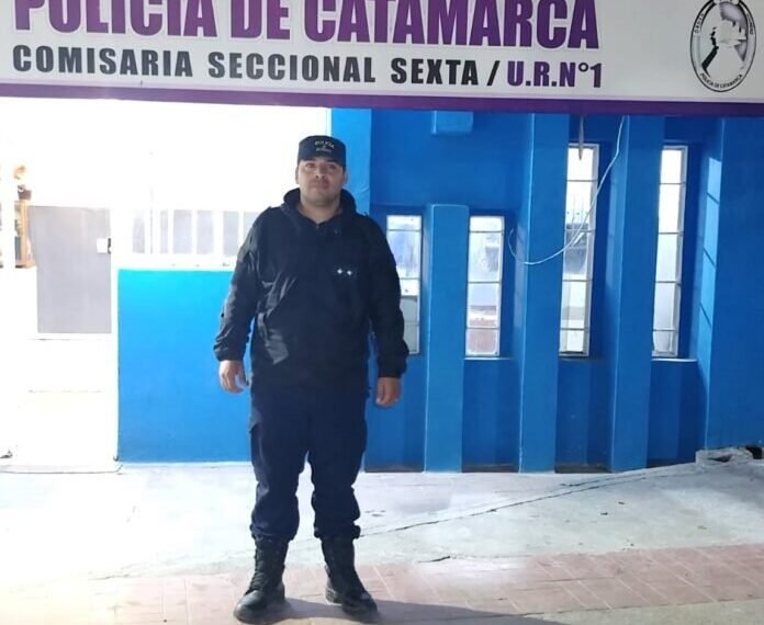 Un oficial de Policía le salvó la vida a un bebé de 15 días tras practicarle la maniobra de Heimlich