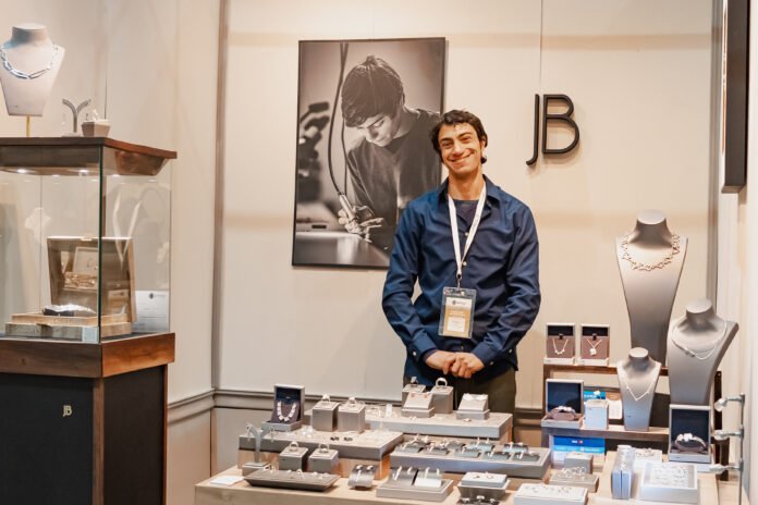 Una colección de joyas inspirada en los viñedos y la identidad catamarqueña sorprende en la Fiesta del Poncho