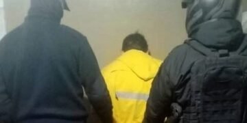 Aprehendieron a un hombre acusado de amenazar de muerte a su hermana y secuestraron dos cuchillos