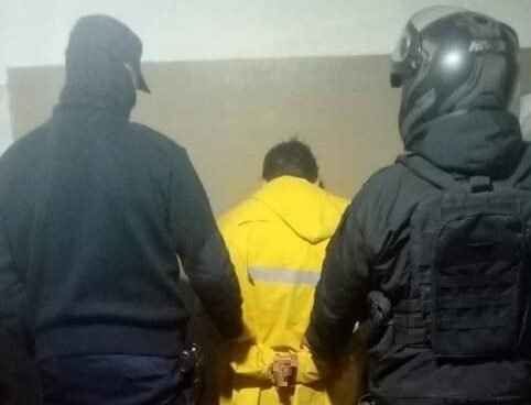 Aprehendieron a un hombre acusado de amenazar de muerte a su hermana y secuestraron dos cuchillos