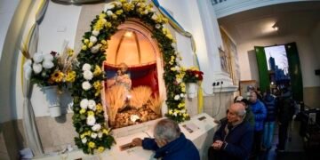 Del casco de albañil al certificado de discapacidad: las ofrendas a San Cayetano reflejan el deterioro del trabajo