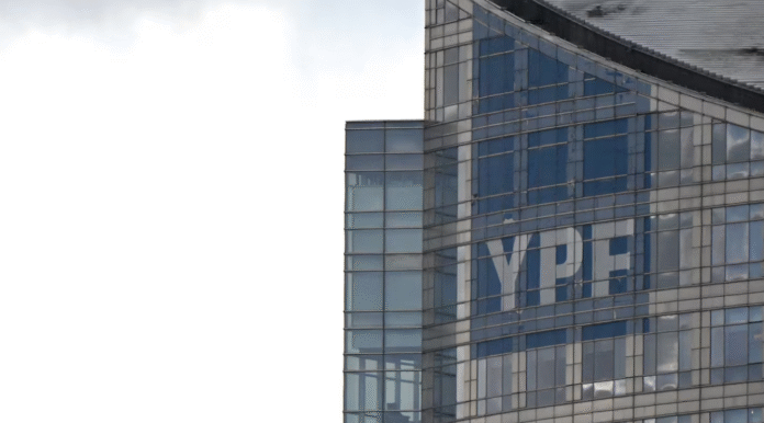 El Gobierno busca que Estados Unidos investigue el ingreso de los Eskenazi a YPF