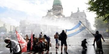 El Gobierno pidió detener a manifestantes tras los incidentes frente al Congreso