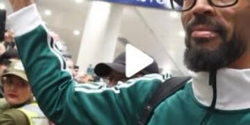 El héroe de Cabo Verde llegó a Santiago de Chile y desató el delirio de los hinchas de Colo Colo