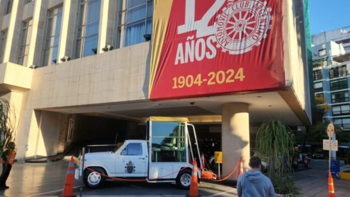 El histórico papamóvil de Juan Pablo II será exhibido al público en Buenos Aires