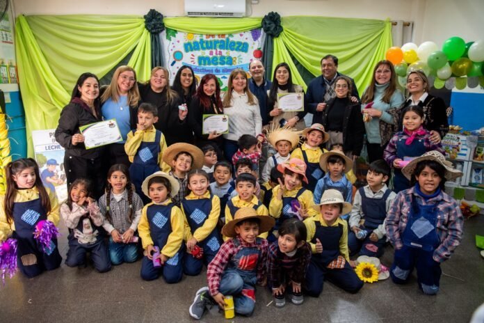 El intendente Saadi recorrió la Expo Educativa 2026 en la Escuela Municipal N.º 2 y destacó la labor docente