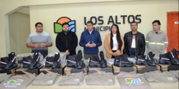 ENTREGA DE INDUMENTARIA A TRABAJADORES MUNICIPALES