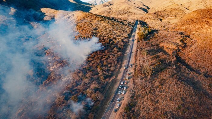 Gobierno despliega amplio operativo de emergencia para combatir los incendios en El Rodeo