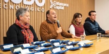 Gustavo Saadi entregó anteojos gratuitos y anunció el inicio del programa “Ver para Crecer”