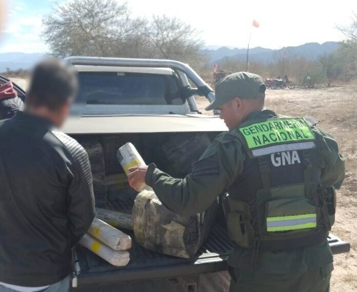 Intentaron esquivar el control de la Fuerza con una camioneta acondicionada con más de 540 kilos de hojas de coca