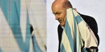 Milei quiere liderar la derecha regional, pero primero necesita a los gobernadores para reelegirse