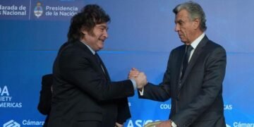Negacionismo económico de Milei, top 20 en exportación de petróleo y éxodo industrial a Brasil