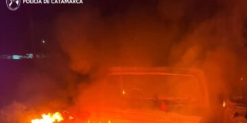 Numerarios policiales sofocaron el incendio de una camioneta en la Capital