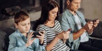 Ocho señales de que el uso de pantallas y redes sociales puede afectar la salud