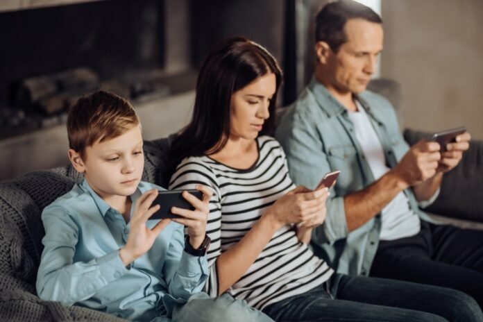 Ocho señales de que el uso de pantallas y redes sociales puede afectar la salud