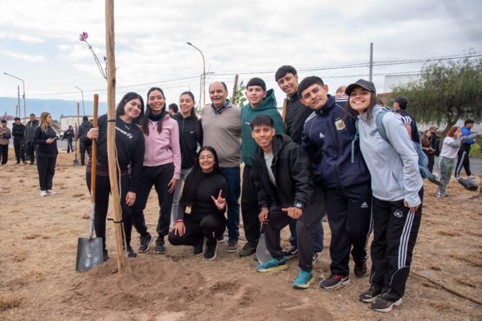 Saadi encabezó una jornada de forestación y plantó 70 árboles en el canal de Choya por el Día del Árbol