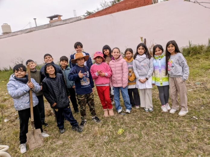 “Sembrando la tierra de nuestra escuela y cosechando valores”: un proyecto que une educación, trabajo y compromiso