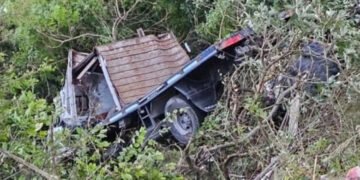 UN CAMIÓN CAYÓ AL PRECIPICIO EN LA CUESTA DEL TOTORAL